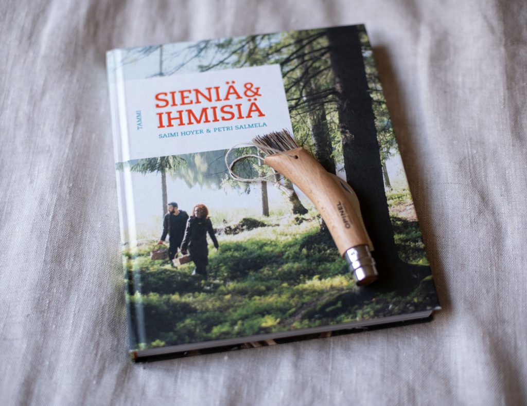 Sieniä ja ihmisiä -kirjan ovat kirjoittaneet Saimi Hoyer ja Petri Salmela, ulkoasun suunnittelu: Petri Salmela