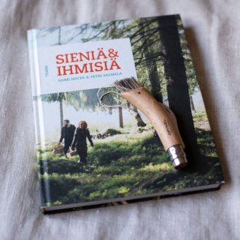 Sieniä ja ihmisiä -kirjan ovat kirjoittaneet Saimi Hoyer ja Petri Salmela, ulkoasun suunnittelu: Petri Salmela